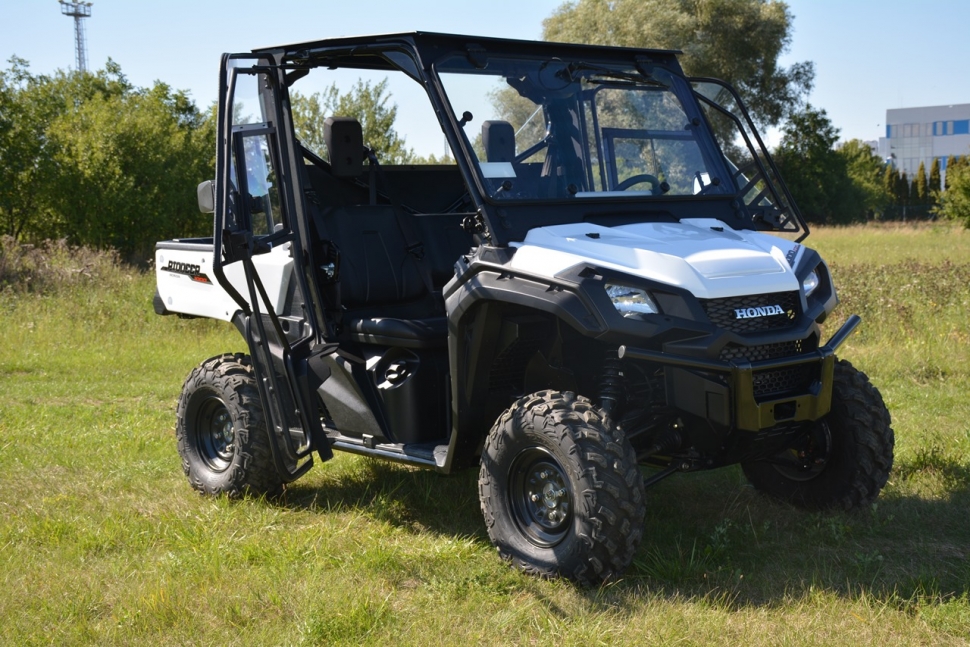 Мотовездеходы Honda Pioneer 1000 с кабиной