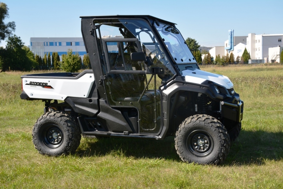 Мотовездеходы Honda Pioneer 1000 с кабиной